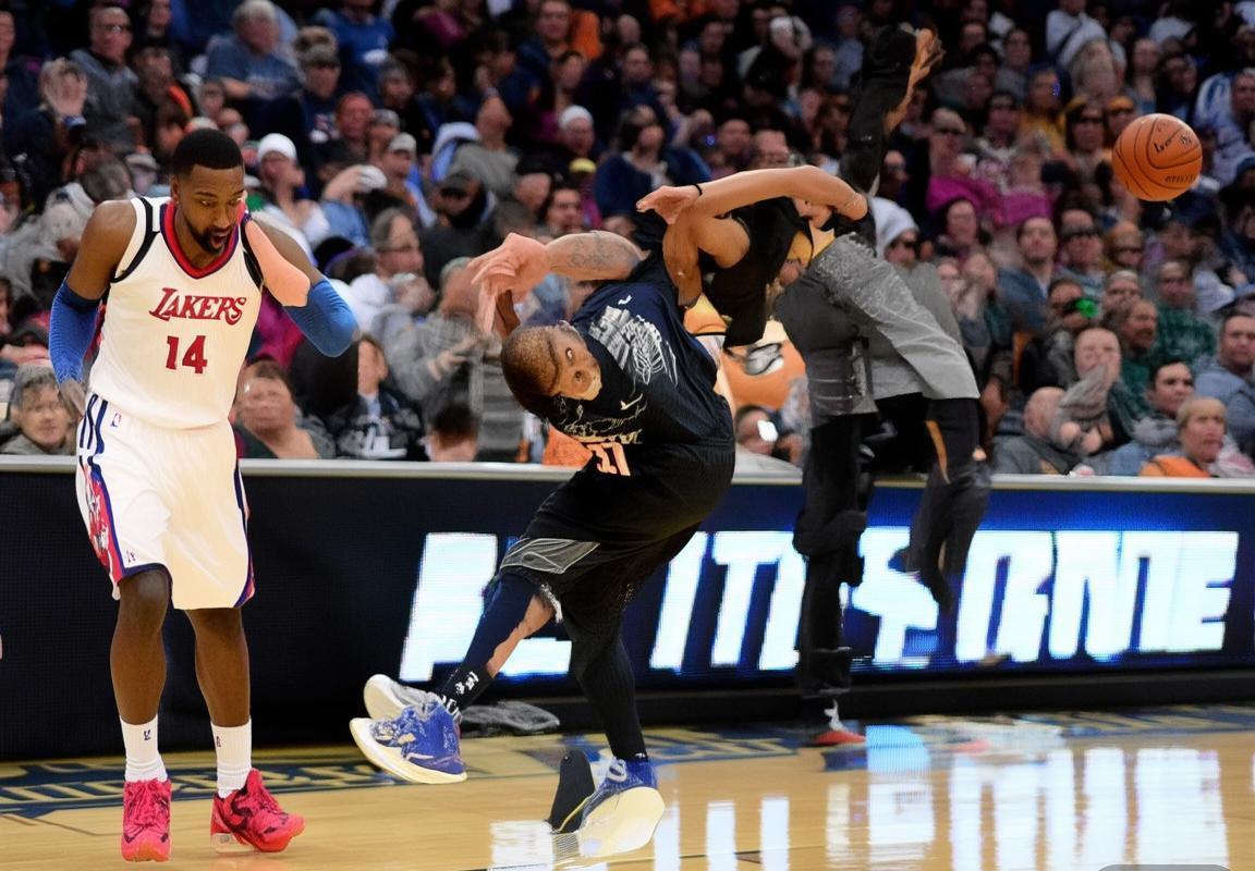 2016-2017赛季火箭小牛巅峰对决：经典瞬间与战术解析(图3)